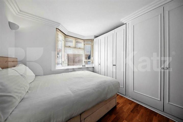 Fantastic two bed two bath flat in amazing Mayfair location by Hyde Park.  Bourdon Street, Mayfair 